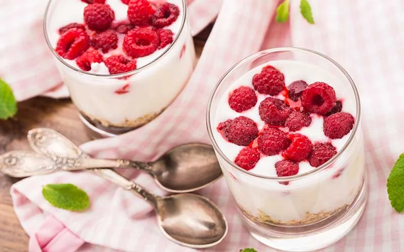 Yogurt with muesli and raspberries.